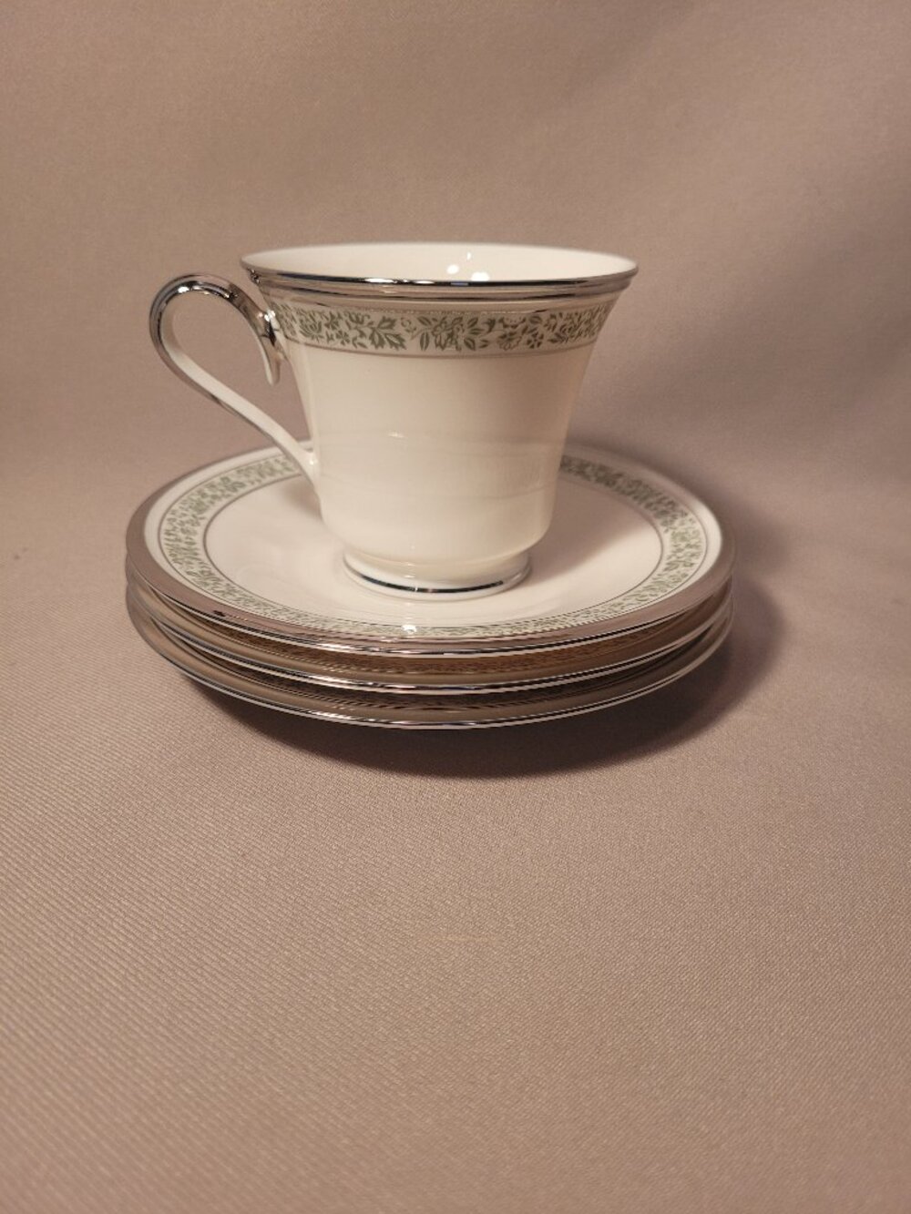 Lenox Memoir (Lot of) 1 Cup & Saucer Set + 2 Extra Saucers